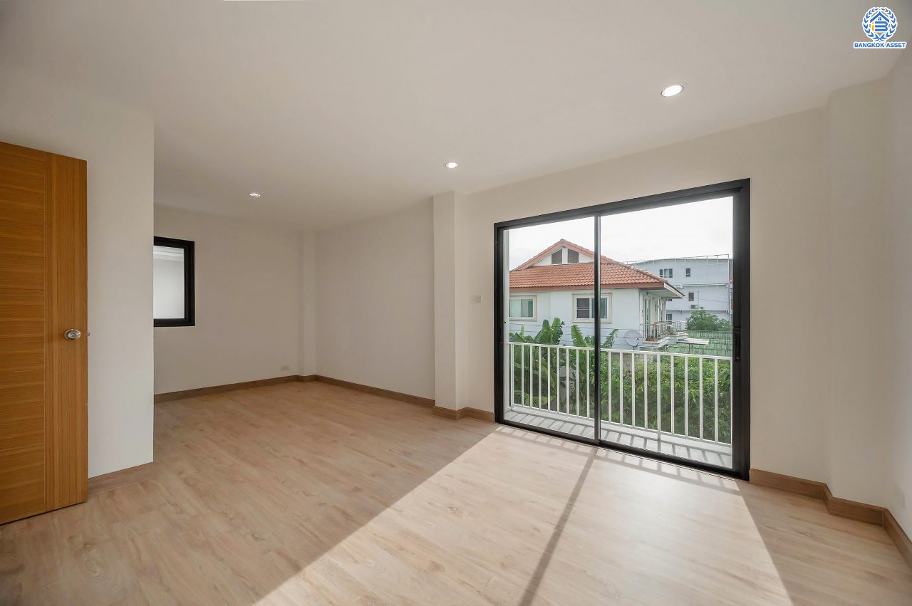 บ้านมือสองตกแต่งใหม่ โครงการ มณธานี บางแค บ้านเดี่ยว 3 ชั้นหลังมุม ดีไซน์หรูหรา เนื้อที่กว้าง 65.6 ตร.ว. พื้นที่ใช้สอย 240 ตร.ม. ฟังก์ชัน 5 ห้องนอน 4 ห้องน้ำ 2 ที่จอดรถ ฟังก์ชันครบตอบทุกไลฟ์สไตล์ บนทำเลศักยภาพ เชื่อมต่อถนนกาญจนาภิเษก ใกล้เดอะมอลล์บางแค ใกล้รถไฟฟ้าสายสีน้ำเงิน "สถานีหลักสอง" และจุดขึ้นทางด่วน "กาญจนาภิเษก"